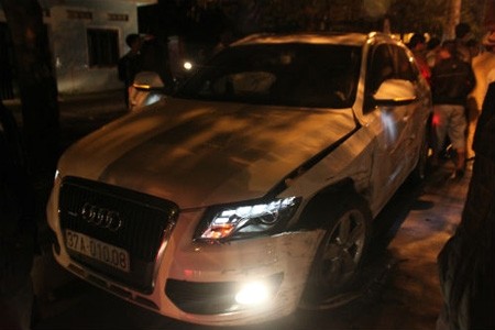 Cũng ở thành phố Vinh, đêm 8/3, chiếc Audi Q5 này đang lưu thông trên phố thì bất ngờ bị "xế hộp" 4 chỗ đi ngược chiều vượt xe khác đâm vào. Hậu quả là cả hai xe đều hư hỏng nặng, tài xế may mắn thoát chết nhờ trên ô tô có túi khí an toàn.